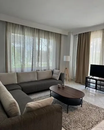 Damian's Cozy Pool Apartment