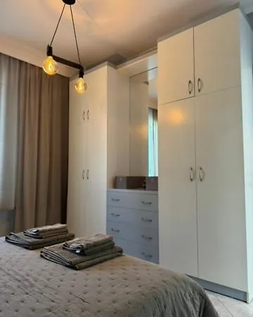 Damian's Cozy Pool Apartment